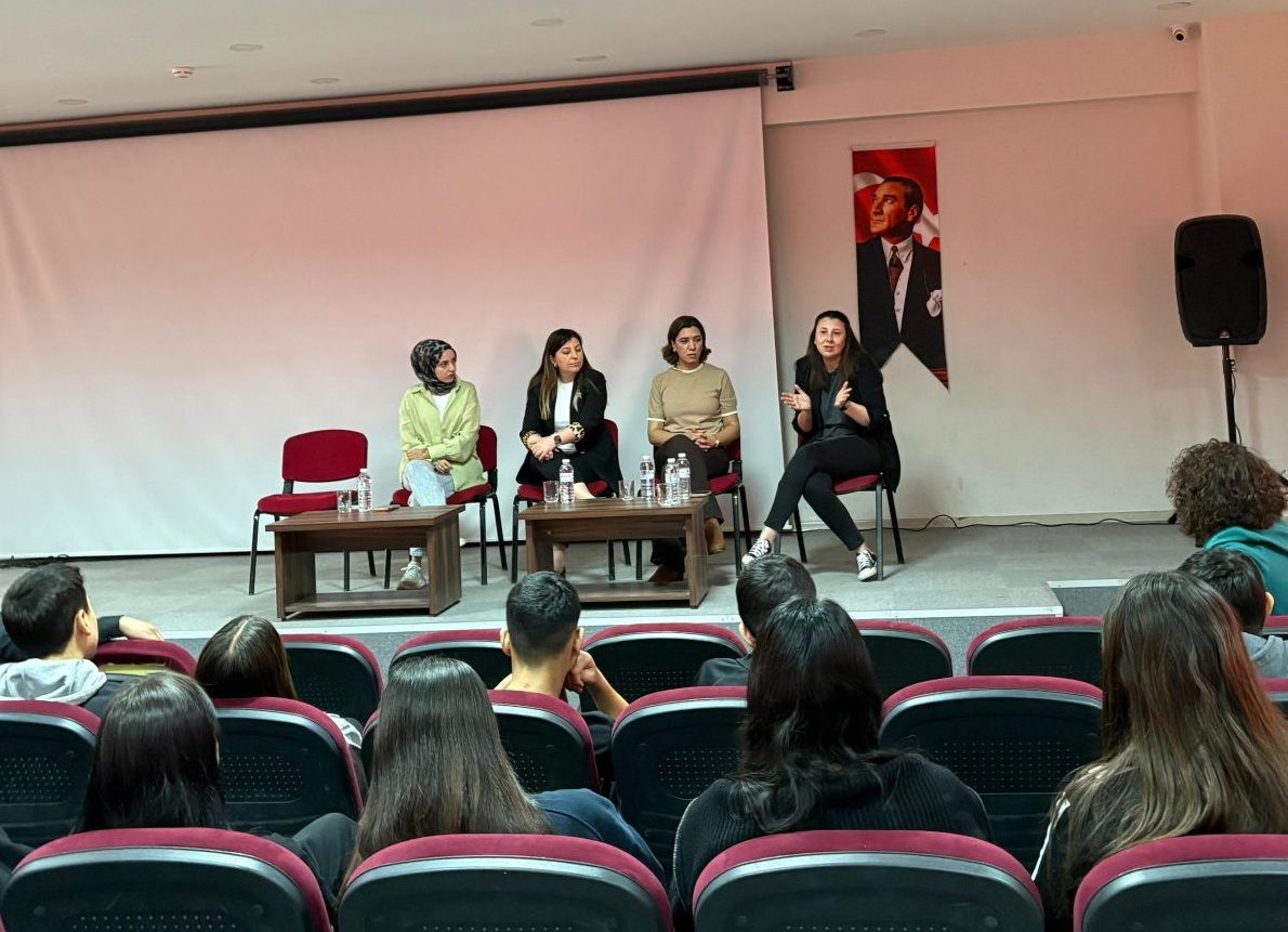 Ayşe İsmihan Aslan ve sekt&ouml;r temsilcileri, Kariyer G&uuml;nleri s&ouml;yleşisinde &ouml;ğrencilerin sorularını yanıtlıyor