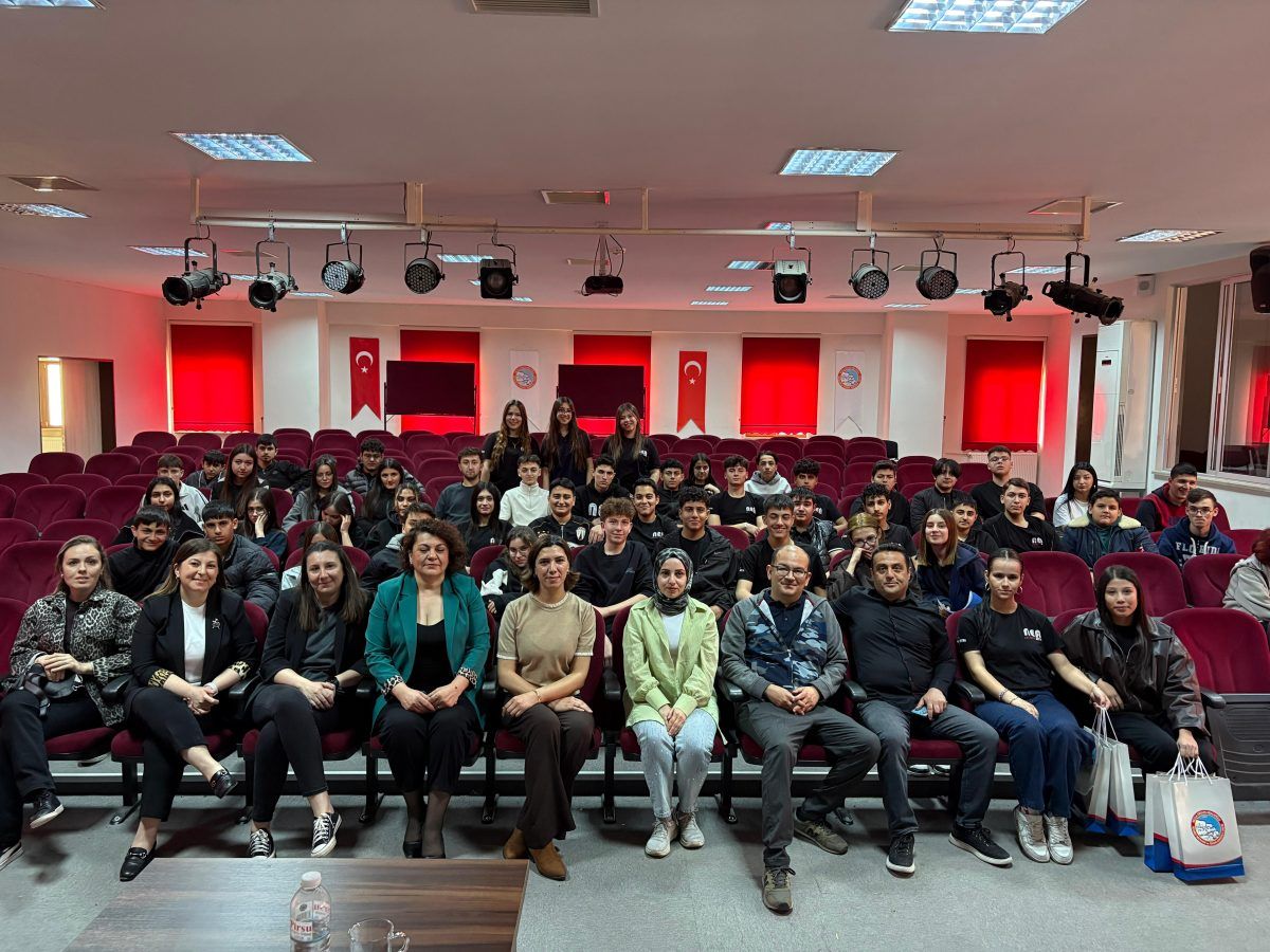 Kariyer G&uuml;nleri&rsquo;ne katılan &ouml;ğrenciler ve sekt&ouml;r temsilcileri okulun konferans salonunda